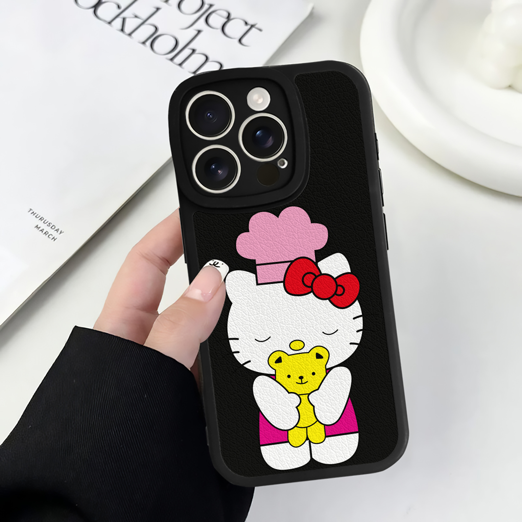 （画像用） Hello Kitty ハローキティ 【iPhone 16シリーズ対応】シリコンスマホケース（レザー調） 材質：シリコン